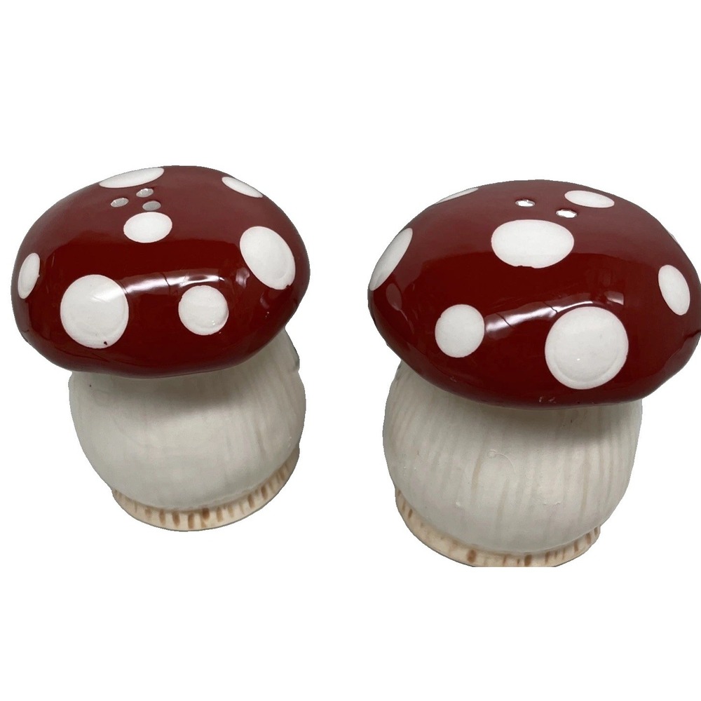 New RED WHITE DOT MUSHROOM SALT AND PEPPER SHAKER SET